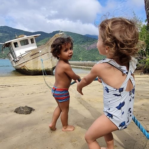 Crianças brincando na praia durante a experiência Mamanguá Pais e Filhos