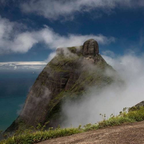 Montanhas e nuvens na trilha da Pedra da Gávea